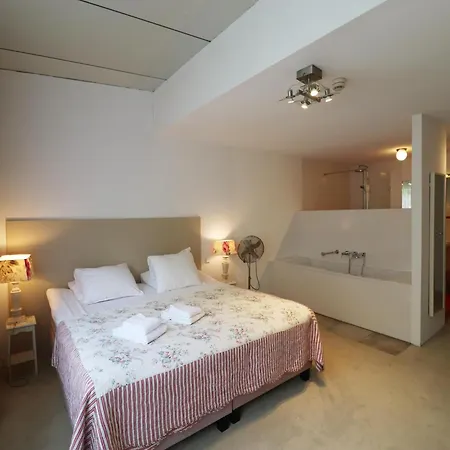 בית נופש Spacious Group In With Garden *