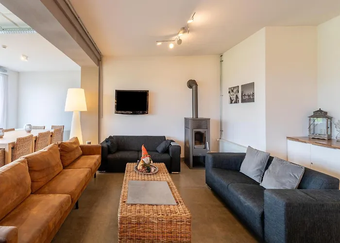 Spacious Group In With Garden *