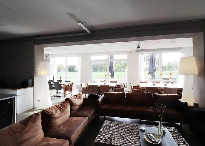 Spacious Group In With Garden