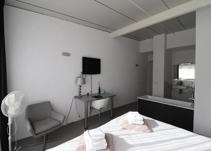 Spacious Group In With Garden Teuge