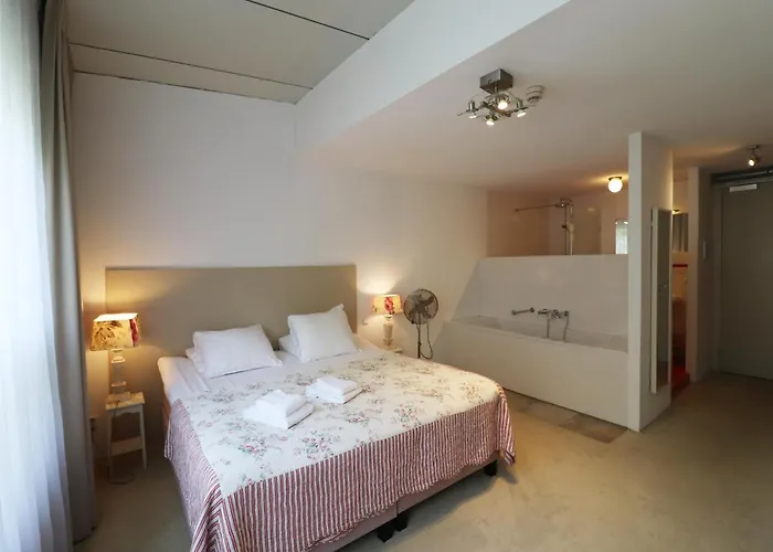 Vakantiehuis Spacious Group In With Garden *