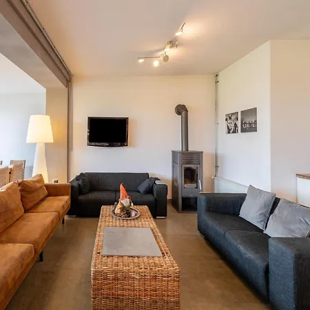 Spacious Group In With Garden *