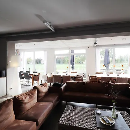 Spacious Group In With Garden